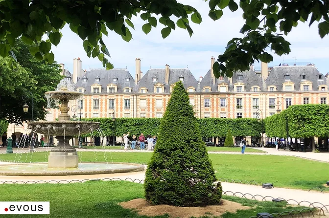 Place des Vosges im Marais Viertel in Paris